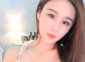 妹子扭动诱惑自慰秀_性感短裙慢慢脱掉内裤椅子上道具JJ抽插.
